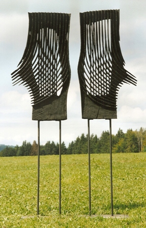 angererfranz-Der Adler der Republik'2004, Eichenholz, verbrannt und gewachst auf Stahlstae!nder, 2,2 m hoch.jpg